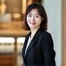 롯데 쇼핑몰 인테리어 배경의 고객 후기 인물 사진